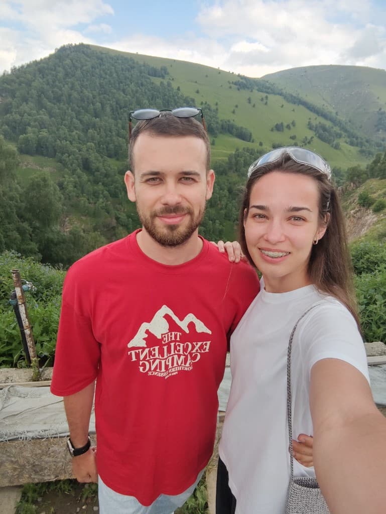 Сергей и Валентина на фоне гор